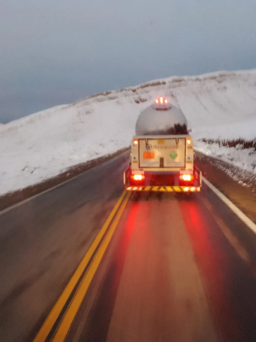 Camión cisterna en ruta nevada